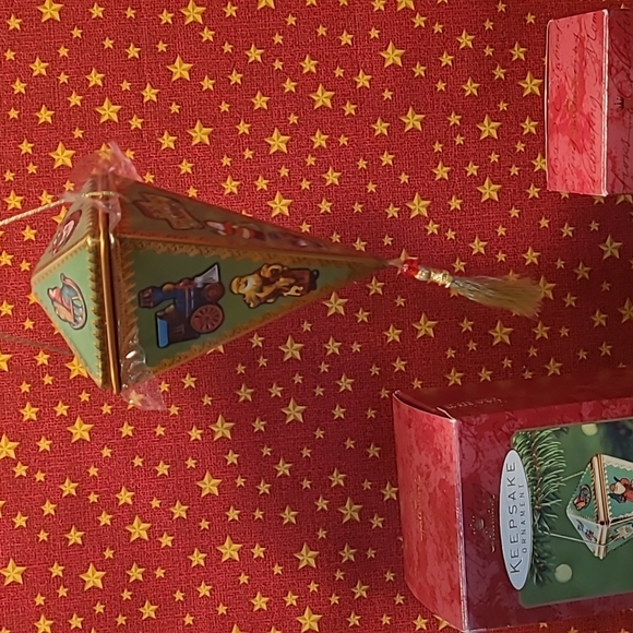 Hallmark Keepsake 2000 Memories of Christmas & Queen Mom Ornaments - Picture 3 of 7